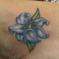 Precioso tatuaje de la flor azul