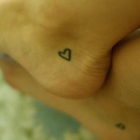 Pequeños símbolos del corazón en los pies