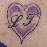 Iniciales en el corazón simple tatuaje