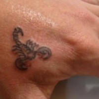 Kleiner Skorpion Tätowierung an der Hand