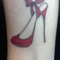 Tatuaje en tinta roja zapato de tacón con lazo