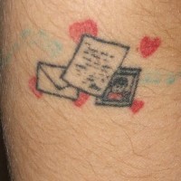 Winziges Tattoo mit Liebesbriefen