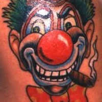 Clown méchant et fumant le tatouage en couleur