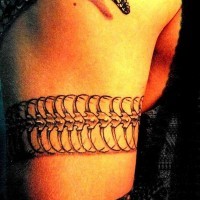 Tatuaggio realistico intorno del braccio il serpente bellissimo