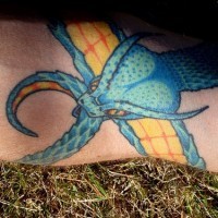 Tatouage de serpent bleu cornu