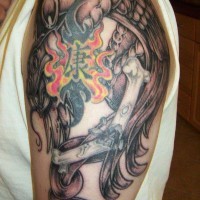 Tatuaggio sul deltoide il serpente & le ossa