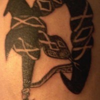Tatuaggio nero il serpente in forma del geroglifico