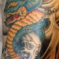 Tatuaggio grande il serpente azzurro giallo tra le onde