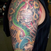 Tatuaggio grande sul deltoide il serpente & il teschio& i fiori