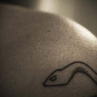 Tatuaggio semplice sulla spalla piccolo serpente