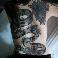 Schlange und Blumen Tattoo am ganzen Rücken