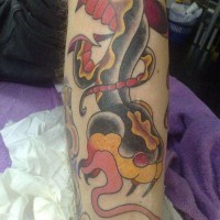 Tatouage de serpent rouge et noir