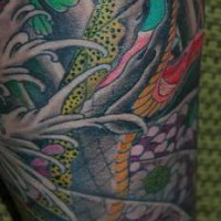 Un serpent asiatique coloré le tatouage