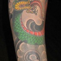 Tatuaggio classico su tutto braccio il serpente verde giallo