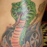 Tatuaggio colorato la cobra aggressiva con la catena