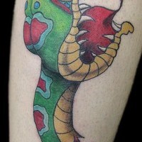 Tatuaggio surrealistico sulla gamba il pezzo del serpente