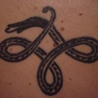 Tatuaggio nero il disegno in forma del serpente
