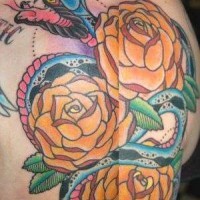 Fleurs jaunes avec le tatouage de serpent bleu