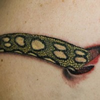 Tatuaje en color la serpiente bajo la piel cortada