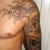 Tatuaggio grande sul braccio il serpente marrone giallo