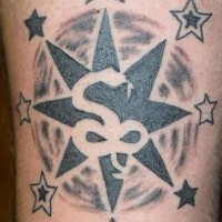 Symbole d'étoile avec le tatouage de serpent