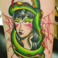 Tatuaggio classico sulla gamba il serpente verde intorno della testa