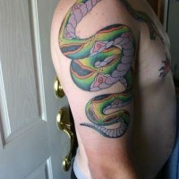 Tatuaggio grande colorato sul braccio il serpente verde