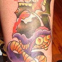 Tatuaggio grande sulla gamba il serpente viola & il simbolo