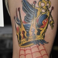 Le tatouage de moineaux avec un clé et une couronne