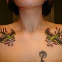 Tattoo von Spatzen auf der Brust