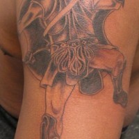 Gran tatuaje guerrero espartano en el brazo