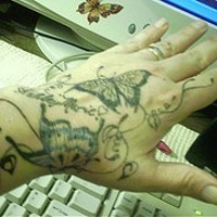 farfalle con trafori sul mano tatuaggio