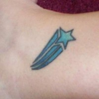 Pequeño tatuaje la estrella en tinta azul