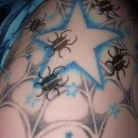 Tatuaje con estrella en telaraña con arañas alrededor