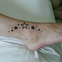 Sternen Weg Tattoo am Knöchel