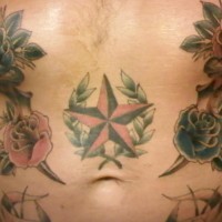 Tatuaggio impressionante colorato sulla pancia le rose & la stella rossa