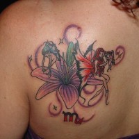 Le tatouage de fleur de lys rose avec des fées