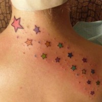 el tatuaje femenino de muchas estrellas coloradas sobre la espalda