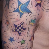 Tatuaje en el hombro, estrella de color y tamaño diferente
