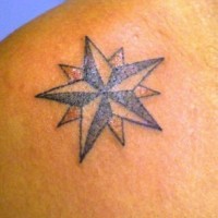 Tatuaje en hombro con estrella de muchos picos