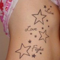 Le tatouage de flanc avec vivre amour et lutte dans le étoiles
