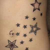 Tatuaje en tinta negra estrellas en el vientre