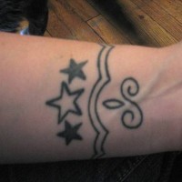 Estrellas en brazalete tatuaje en tinta negra