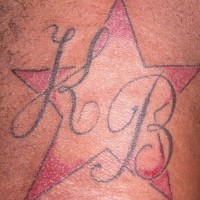 Estrella con iniciales tatuaje en tinta rosada