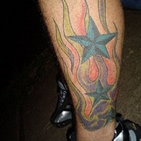 Dos estrellas azules en las llamas tatuaje en la pierna