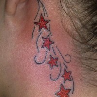 Sterne Maßwerk Tattoo hinter dem Ohr