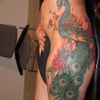 Tatuaje en la cadera, pavo elegante entre flores, abigarrado