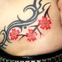 Tatuaje en la cadera, flores en la rama y líneas diferentes