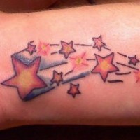 Le tatouage sur le poignet intérieur avec des étoiles