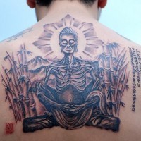 Le tatouage de moine bouddhiste mort et affamé